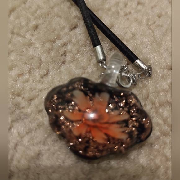 Floral necklace - Picture 3 of 3